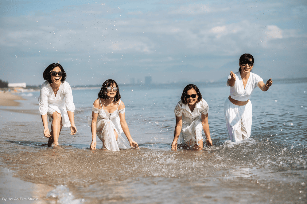 Chụp ảnh khi ở dưới nước l&agrave; phong c&aacute;ch check-in y&ecirc;u th&iacute;ch của nhiều du kh&aacute;ch (Nguồn: Hoi An Film Studio)